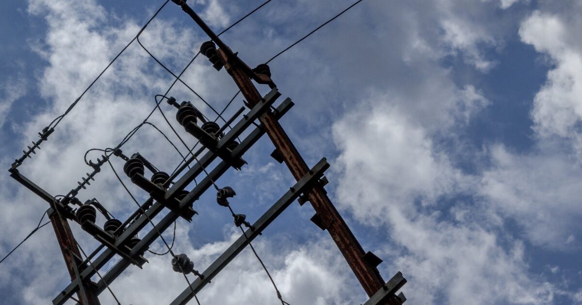 Jak odbywa się przesył energii elektrycznej w sieciach niskiego, średniego i wysokiego napięcia?